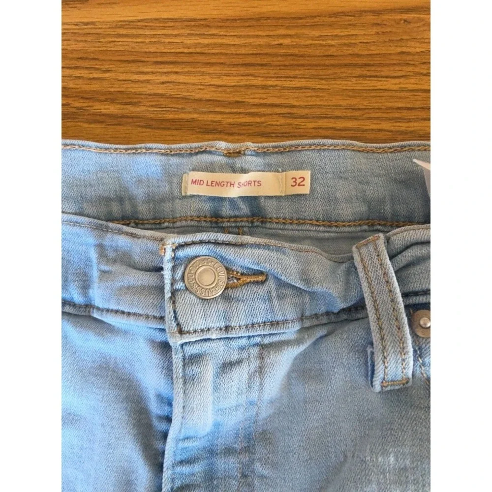 Levis Womens Mid Length Denim Shorts Light Wash Cuffed Hem Size 32 Pair